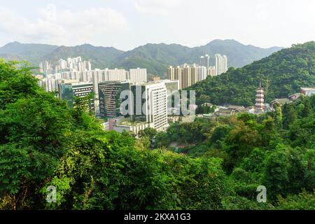 HONGKONG - 17. APRIL 2015: Blick auf Sha Tin vom Hügel. Sha Tin, auch Shatin genannt, ist ein Gebiet um den Shing Mun River in den New Territories von Stockfoto