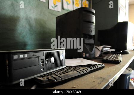 Erdbeben - Calexico, Kalifornien , 18. Juni 2010 nach einem 7. Ein Erdbeben der Stärke 2 traf die Jefferson Grundschule, der Computerraum wurde zerstört, als die Deckenfliesen zusammenbrachen und eine Schicht Staub und Asbest im Raum hinterließen. Die Schule ist ein berechtigter Antragsteller für die Inanspruchnahme der FEMA Public Assistance (PA) für Reparaturen an den beschädigten Strukturen während des Vorfallszeitraums. Adam DuBrowa/FEMA. Erdbeben In Kalifornien. Fotos zu Katastrophen- und Notfallmanagementprogrammen, Aktivitäten und Beamten Stockfoto