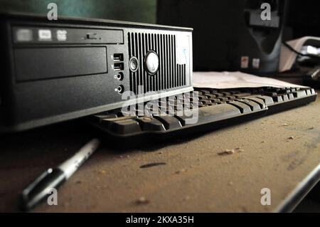 Erdbeben - Calexico, Kalifornien Am 18. Juni 2010 in der Jefferson Grundschule wurde das Computerzentrum zerstört, als die Deckenfliesen zusammenbrachen und eine Schicht Staub und Asbest hinterließen, als eine 7. Ein Erdbeben der Stärke 2 traf die Gegend. Die Schule ist ein berechtigter Bewerber für die Inanspruchnahme der FEMA Public Assistance (PA) für Reparaturen an beschädigten Strukturen während des Vorfallszeitraums. Adam DuBrowa/FEMA.. Fotos zu Katastrophen- und Notfallmanagementprogrammen, Aktivitäten und Beamten Stockfoto