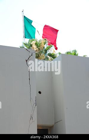 Erdbeben - Calexico, Kalifornien , 18. Juni 2010 am Einreihafen der Vereinigten Staaten an der Grenze, der 7. Ein Erdbeben der Stärke 2 traf sowohl Mexiko als auch die USA. Die Platte des El Mayor rutschte etwa 40 Meilen südlich der Grenze zwischen Mexiko und den USA in geringer Tiefe entlang der Hauptschildgrenze zwischen dem nordamerikanischen und dem pazifischen Nummernschild... Fotos zu Katastrophen- und Notfallmanagementprogrammen, Aktivitäten und Beamten Stockfoto