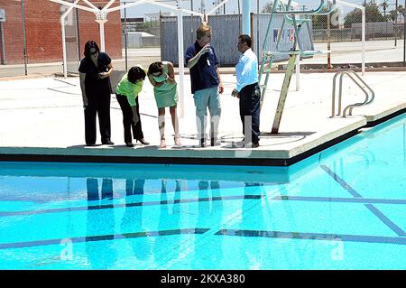 Erdbeben - Calexico, Kalifornien , 18. Juni 2010 FEMA PIO Noel Boxer diskutiert Public Assistance Programme mit dem Maintenance Supervisor des Calexico Unified School District an der örtlichen High School. Nach einem 7. Ein Erdbeben der Stärke 2 riss und beschädigte den Swimmingpool der Schule, Reparaturen sind in Ordnung, bevor der Pool für Sommeraktivitäten wieder geöffnet werden kann. Adam DuBrowa/FEMA. Erdbeben In Kalifornien. Fotos zu Katastrophen- und Notfallmanagementprogrammen, Aktivitäten und Beamten Stockfoto