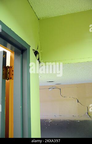 Erdbeben - Calexico, Kalifornien , 18. Juni 2010 am Eintrittshafen der Vereinigten Staaten, A 7. Ein Erdbeben der Stärke 2 traf die US-Hafenbehörde und hinterließ rissige und beschädigte Büromauern. Der US-Hafen erlitt durch das jüngste Erdbeben kosmetische Schäden, ist aber weiterhin voll funktionsfähig. Adam DuBrowa/FEMA.. Fotos zu Katastrophen- und Notfallmanagementprogrammen, Aktivitäten und Beamten Stockfoto