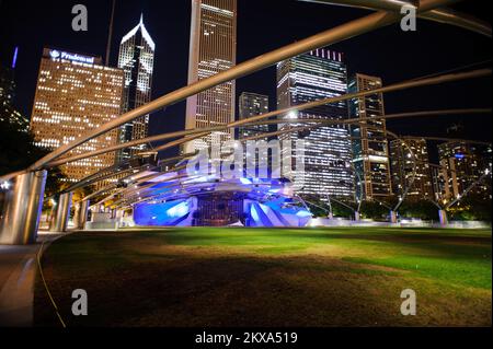 CHICAGO, USA - 04. OKTOBER 2011: Jay Pritzker Pavilion. Der Jay Pritzker Pavilion, auch bekannt als Pritzker Pavilion oder Pritzker Music Pavilion, ist ein Bandsh Stockfoto