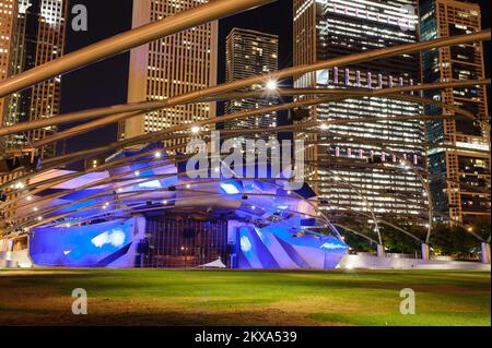 CHICAGO, USA - 04. OKTOBER 2011: Jay Pritzker Pavilion. Der Jay Pritzker Pavilion, auch bekannt als Pritzker Pavilion oder Pritzker Music Pavilion, ist ein Bandsh Stockfoto