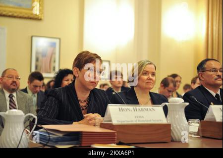 Washington, D.C., 29. Juni 2010 Direktorenassistentin Elizabeth Harman von FEMA Grant Programs sagt vor dem House Committee on Homeland Security, SubCommittee on Emergency Communications, Preparedness and Response über FEMA Grant Programs aus. .. Fotos zu Katastrophen- und Notfallmanagementprogrammen, Aktivitäten und Beamten Stockfoto