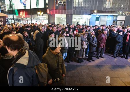 06.01.2019 Uhr, Zagreb, Kroatien - Abendmesse am Weihnachtsabend in der Kathedrale der serbisch-orthodoxen Kirche oder der Kathedrale der Verklärung des Herrn. Foto: Sandra Simunovic/PIXSELL Stockfoto