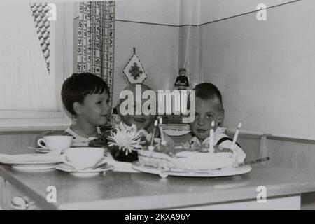 08/25/1962, 7720 Schwenningen, Deutschland. Historisches Bild einer Kindergeburtstagsfeier 1962. Stockfoto
