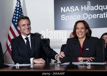 Washington, Usa. 30.. November 2022. Der französische Präsident Emmanuel Macron nimmt am Mittwoch, den 30. November 2022, an einem Briefing mit Vizepräsident Kamala Harris (R) in der NASA-Zentrale in Washington Teil. Präsident Joe Biden wird Macron zum ersten Staatsessen im Weißen Haus in über drei Jahren am Donnerstag begrüßen. Foto: Al Drago/UPI Credit: UPI/Alamy Live News Stockfoto