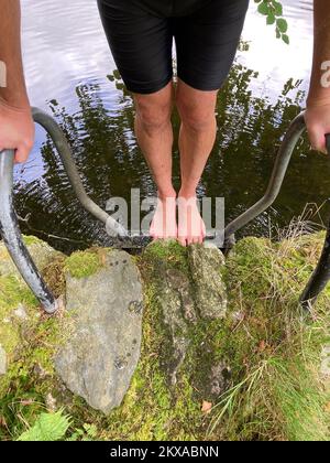 Mann mit kaltem Wasser schwimmen Stockfoto