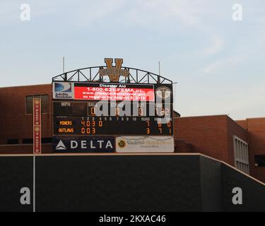 Überschwemmung Bei Heftigem Sturm – Nashville, Tennessee , 24. Juli 2010 das Nashville Outlaws Scoreboard erinnert die Öffentlichkeit an die verlängerte Frist für Tennessee Überschwemmungen Überlebende, sich für staatliche Katastrophenhilfe anzumelden. Martin Grube/FEMA. Schwere Stürme, Überschwemmungen, Straight-Line-Winde und Tornadoes in Tennessee. Fotos zu Katastrophen- und Notfallmanagementprogrammen, Aktivitäten und Beamten Stockfoto