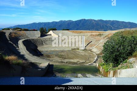 Damm/Levee-Bruch Überflutung Schlammrutsche/Erdrutsche Schwerer Sturm Wintersturm - La Canada Flintridge, Kalifornien , 30. Juli 2010 das Dunsmir Sediment Basin Teiche von Oberboden aus Winterstürmen in den Systemen des Los Angeles County Trümmereinzugsgebiets. Im Rahmen der Erklärung zur Katastrophe größeren Ausmaßes stellt die FEMA öffentliche Hilfsmittel für die Beseitigung von Trümmern, Notfallschutzmaßnahmen und die dauerhafte Wiederherstellung der Infrastruktur bereit, und als solche ist sie das teuerste der Katastrophenhilfe-Programme. Adam DuBrowa/FEMA.. Fotos zu Katastrophen- und Notfallmanagementprogrammen, Aktivitäten und Beamten Stockfoto