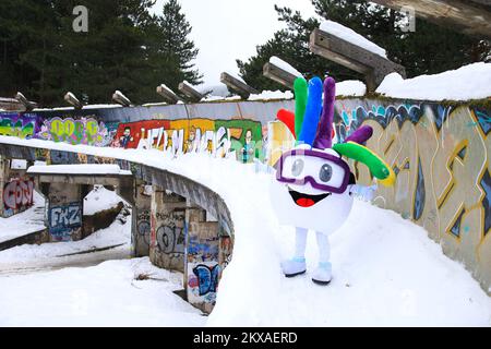 28.01.2019, Sarajevo, Bosnien und Herzegowina - das offizielle Maskottchen des Europäischen Olympischen Jugendfestivals (EYOF) 2019 Schneeballeben Groodvy auf der verlassenen bob-Strecke, die während der Olympischen Spiele 1984 in Sarajevo verwendet wurde. Das Europäische Olympische Jugendfestival findet vom 9. Bis 16. Februar in Sarajewo statt. Foto: Armin Durgut/PIXSELL Stockfoto