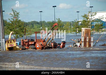 Überschwemmungen - Ames, Iowa, 11. August 2010 schnelles Wasser aus dem nahe gelegenen Squaw Creek strömt während der jüngsten Überschwemmungen an Mietgeräten vorbei und in den Walmart-Parkplatz. Drei Tage Regen haben die schlimmsten Überschwemmungen in der Geschichte von Ames, Iowa, verursacht. Jace Anderson/FEMA. Schwere Stürme, Überschwemmungen und Tornados in Iowa. Fotos zu Katastrophen- und Notfallmanagementprogrammen, Aktivitäten und Beamten Stockfoto