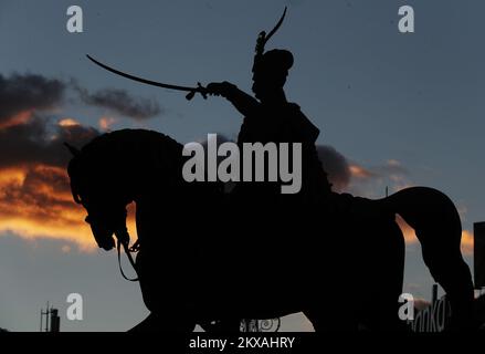 12.02.2019., Zagreb, Kroatien - Eine Statue von Ban Josip Jelacic wird als Silhouette während des Sonnenuntergangs am Hauptplatz von Zagreb in Kroatien am 12. Februar 2019 gesehen. Foto: Sanjin Strukic/PIXSELL Stockfoto