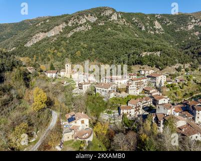Panoramablick aus der Vogelperspektive auf beget, ein kleines Bevölkerungszentrum, das zu Camprodon gehört, voller Magie und Charme, Spanien Stockfoto