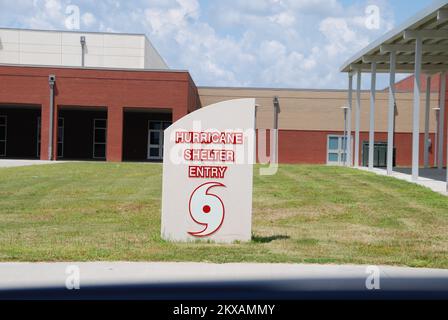 Hurrikan/Tropical Storm – Gulfport, Miss. , 22. August 2010 die kürzlich eröffnete West Harrison High School. An die West Harrison High wurde ein Zuschuss in Höhe von $9 Mio. € für den Bau eines Sturmschutzdachs aus Stahl und Beton gewährt, der im Falle eines Hurrikans oder Tornados nahezu absoluten Schutz für mehr als 2.000 Menschen bieten wird. Hurrikan Katrina, Mississippi. Fotos zu Katastrophen- und Notfallmanagementprogrammen, Aktivitäten und Beamten Stockfoto