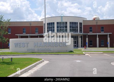 Hurrikan/Tropical Storm – Gulfport, Miss. , 22. August 2010 die kürzlich eröffnete West Harrison High School. An die West Harrison High wurde ein Zuschuss in Höhe von $9 Mio. € für den Bau eines Sturmschutzdachs aus Stahl und Beton gewährt, der im Falle eines Hurrikans oder Tornados nahezu absoluten Schutz für mehr als 2.000 Menschen bieten wird. Hurrikan Katrina, Mississippi. Fotos zu Katastrophen- und Notfallmanagementprogrammen, Aktivitäten und Beamten Stockfoto