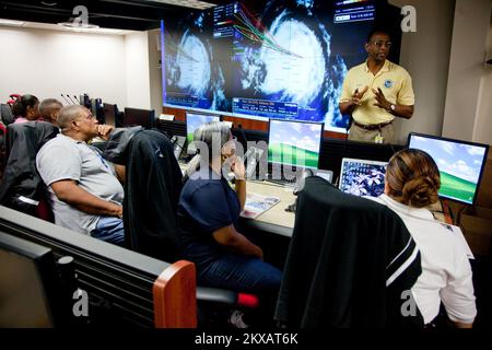 Hochwasser Hurrikan/Tropical Storm - St. Thomas, amerikanische Jungferninseln, 30. August 2010 Virgin Islands Territory Emergency Management Agency (VITEMA) Stellvertretender Direktor Noel Smith gibt eine Lageunterweisung an FEMA und VITEMA Emergency Workers im Jungferninseln Emergency Operation Center. VITEMA und FEMA bereiten sich auf die bevorstehenden Hurrikane vor. Andrea Booher/FEMA... Fotos zu Katastrophen- und Notfallmanagementprogrammen, Aktivitäten und Beamten Stockfoto