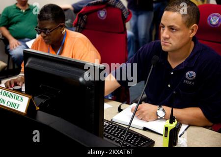 Hochwasser Hurrikan/Tropical Storm - St. Thomas, amerikanische Jungferninseln, 30. August 2010 - FEMA R2 IMAT-Logistikchef John Alonzo während des Morgenbriefs im Virgin Islands Territory Emergency Operations Agency (VITEMA) Center, während Hurrikan Earl die Karibikinsel hinunterträgt. Eine genaue und rechtzeitige Verteilung offizieller Informationen ist für eine erfolgreiche Reaktion auf einen Notfall von entscheidender Bedeutung. Andrea Booher/FEMA... Fotos zu Katastrophen- und Notfallmanagementprogrammen, Aktivitäten und Beamten Stockfoto