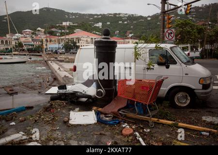 Hochwasser Hurrikan/Tropical Storm - St. Thomas, amerikanische Jungferninseln, 31. August 2010 Charlotte Amalie Waterfront umgeben von Trümmern, die vom Wind des Hurricane Earl an Land geworfen wurden. Andrea Booher/FEMA... Fotos zu Katastrophen- und Notfallmanagementprogrammen, Aktivitäten und Beamten Stockfoto