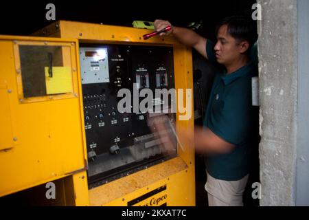 Hochwasser Hurrikan/Tropical Storm - St. Thomas, amerikanische Jungferninseln, 30. August 2010 FEMA Logistics Specialist Mike Anama repariert einen Generator inmitten des Hurricane Earl. Der Generator versorgt einen Einsatzort auf der Insel St. Thomas. Andrea Booher/FEMA... Fotos zu Katastrophen- und Notfallmanagementprogrammen, Aktivitäten und Beamten Stockfoto