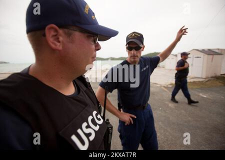 Hochwasser Hurrikan/Tropical Storm - St. Thomas, amerikanische Jungferninseln, 31. August 2010 Küstenwache BM2 Andrew Mozley (L) und BMC Mark Holzman diskutieren Startstrategie zur Vorbereitung einer Hafensicherheitspatrouille, nachdem der Hurrikan Earl den Hafen am Tag nach dem Passieren der Karibikinsel geschlossen verlassen hat. Die Hafensicherheit für Seeleute, einschließlich der Überprüfung der Platzierung von Navigationshilfen (ATON) nach einem Sturm, ist wichtig für eine Inselgemeinschaft, um zum Normalzustand zurückzukehren. Andrea Booher/FEMA... Fotos zu Katastrophen- und Notfallmanagementprogrammen, Aktivitäten und Beamten Stockfoto