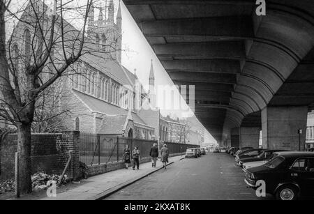 1976 Schwarzweiß-Archivfoto der denkmalgeschützten St. Paul's Hammersmith Kirche neben dem Hammersmith Flyover. Stockfoto