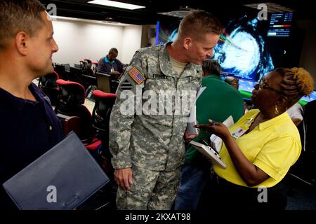 Hochwasser Hurrikan/Tropical Storm - St. Thomas, amerikanische Jungferninseln, 30. August 2010 Jonetta Darden (r) Territory Public Assistance Officer, in Abstimmung mit Oberst Robert Freehill (c) Defense Coordinator und John Alonzo FEMA Logistikchef im Virgin Islands Territory Emergency Operations Agency (VITEMA) Center, als Hurrikan Earl auf der Insel niederschlägt. Ein schneller und präziser Austausch von Informationen zur Reaktion zwischen den lokalen Einsatzkräften und den staatlichen und bundesstaatlichen Beamten ist bei einem Notfall oder einer Katastrophe von entscheidender Bedeutung. Andrea Booher/FEMA... Fotos zu Katastrophen und Emergency Management Pro Stockfoto