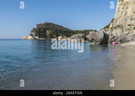 Der wunderschöne Strand von Malpasso in Varigotti mit trasparent und türkisfarbenem Wasser Stockfoto