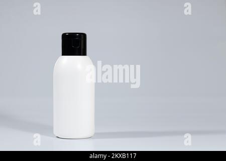 Kosmetikflasche für Hautpflege auf weißgrauem Hintergrund. Tägliche Kosmetik. Kosmetik-Werbemodell. Banner. Speicherplatz kopieren Stockfoto