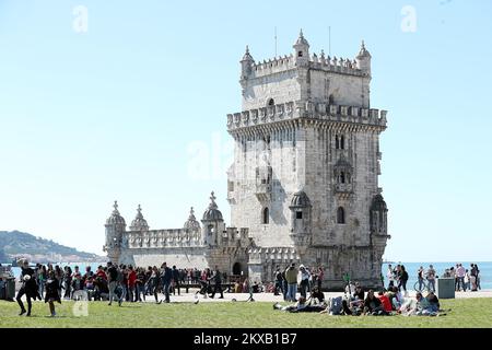 14.03.2019., Portugal, Lissabon - Lissabon ist die hügelige Küstenstadt von Portugalâ €. Von der imposanten Burg SÃ Jorge bietet sich ein Blick auf die alten pastellfarbenen Gebäude von cityâ, die Mündung des Tejo und die Hängebrücke Ponte 25 de Abril. Das nahe gelegene National Azulejo Museum zeigt dekorative Keramikfliesen aus 5 Jahrhunderten. Gleich außerhalb von Lissabon gibt es eine Reihe von Atlantikstränden, von Cascais bis Estoril. Der BelÃ-Turm, oder der „Turm von St. Vincent“, ist ein befestigter Turm in der Gemeinde Santa Maria de BelÃ in Lissabon, Portugal. Es ist ein UNESCO-Weltkulturerbe Stockfoto