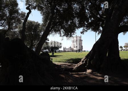 14.03.2019., Portugal, Lissabon - Lissabon ist die hügelige Küstenstadt von Portugalâ €. Von der imposanten Burg SÃ Jorge bietet sich ein Blick auf die alten pastellfarbenen Gebäude von cityâ, die Mündung des Tejo und die Hängebrücke Ponte 25 de Abril. Das nahe gelegene National Azulejo Museum zeigt dekorative Keramikfliesen aus 5 Jahrhunderten. Gleich außerhalb von Lissabon gibt es eine Reihe von Atlantikstränden, von Cascais bis Estoril. Der BelÃ-Turm, oder der „Turm von St. Vincent“, ist ein befestigter Turm in der Gemeinde Santa Maria de BelÃ in Lissabon, Portugal. Es ist ein UNESCO-Weltkulturerbe Stockfoto