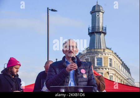 London, Großbritannien. 30.. November 2022 Der ehemalige Labour-Führer Jeremy Corbyn hält eine Rede. Tausende von Menschen versammelten sich vor der King's Cross Station zu einer Kundgebung zur Unterstützung von Universitätsstreiks. Die University and College Union (UCU) hat die bisher größte Besichtigung durch Universitäts- und Hochschulmitarbeiter im Vereinigten Königreich organisiert, bei der es um Gehälter, Renten und Arbeitsbedingungen ging. Kredit: Vuk Valcic/Alamy Live News Stockfoto