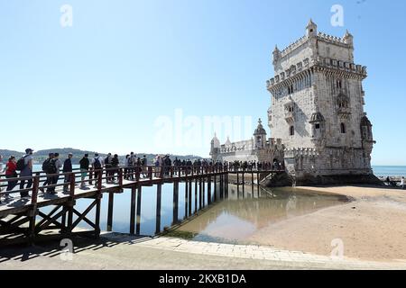 14.03.2019., Portugal, Lissabon - Lissabon ist die hügelige Küstenstadt von Portugalâ €. Von der imposanten Burg SÃ Jorge bietet sich ein Blick auf die alten pastellfarbenen Gebäude von cityâ, die Mündung des Tejo und die Hängebrücke Ponte 25 de Abril. Das nahe gelegene National Azulejo Museum zeigt dekorative Keramikfliesen aus 5 Jahrhunderten. Gleich außerhalb von Lissabon gibt es eine Reihe von Atlantikstränden, von Cascais bis Estoril. Der BelÃ-Turm, oder der „Turm von St. Vincent“, ist ein befestigter Turm in der Gemeinde Santa Maria de BelÃ in Lissabon, Portugal. Es ist ein UNESCO-Weltkulturerbe Stockfoto