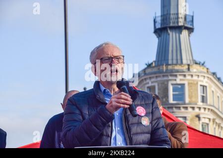 London, Großbritannien. 30.. November 2022 Der ehemalige Labour-Führer Jeremy Corbyn hält eine Rede. Tausende von Menschen versammelten sich vor der King's Cross Station zu einer Kundgebung zur Unterstützung von Universitätsstreiks. Die University and College Union (UCU) hat die bisher größte Besichtigung durch Universitäts- und Hochschulmitarbeiter im Vereinigten Königreich organisiert, bei der es um Gehälter, Renten und Arbeitsbedingungen ging. Kredit: Vuk Valcic/Alamy Live News Stockfoto