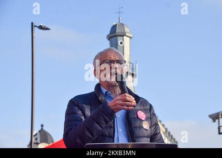 London, Großbritannien. 30.. November 2022 Der ehemalige Labour-Führer Jeremy Corbyn hält eine Rede. Tausende von Menschen versammelten sich vor der King's Cross Station zu einer Kundgebung zur Unterstützung von Universitätsstreiks. Die University and College Union (UCU) hat die bisher größte Besichtigung durch Universitäts- und Hochschulmitarbeiter im Vereinigten Königreich organisiert, bei der es um Gehälter, Renten und Arbeitsbedingungen ging. Kredit: Vuk Valcic/Alamy Live News Stockfoto