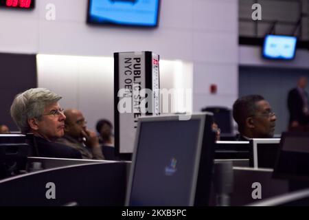 Severe Storm Tornado - Brooklyn, N. Y., NY, 27. Oktober 2010 Larry O'Reilly und Theo Joseph von der FEMA hören sich aufmerksam das Bewerber Briefing an, das beim Erstausrüster von New York City stattfindet. Die FEMA leistet Unterstützung bei der Erholung von den Tornados und schweren Windschäden, die die Stadt am 16. September 2010 erlitten hat. Jaime DeMarco/FEMA. Louisiana Hurrikan Rita. Fotos zu Katastrophen- und Notfallmanagementprogrammen, Aktivitäten und Beamten Stockfoto