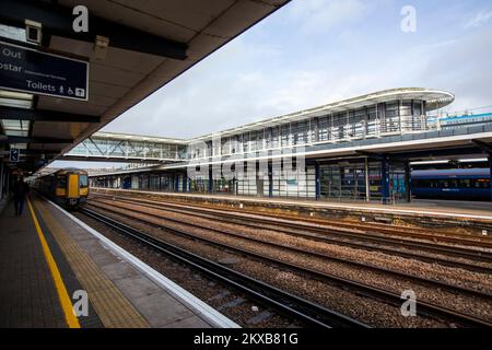 Ashford International Railway Station ist ein nationaler Bahnhof in Ashford, Kent, England. Es verbindet mehrere Eisenbahnstrecken, einschließlich der Hochgeschwindigkeitsstrecke 1 und der südöstlichen Hauptstrecke. Die Services werden von Southeastern und Southern betrieben. Der Bahnhof wurde 1842 als Ashford von der South Eastern Railway (SER) als temporärer Endpunkt der Linie von London nach Dover über Croydon eröffnet. Verbindungen zu Folkestone, Canterbury und Hastings wurden innerhalb von zehn Jahren eröffnet. Es wurde 1923 in Ashford (Kent) umbenannt. Stockfoto