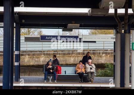 Ashford International Railway Station ist ein nationaler Bahnhof in Ashford, Kent, England. Es verbindet mehrere Eisenbahnstrecken, einschließlich der Hochgeschwindigkeitsstrecke 1 und der südöstlichen Hauptstrecke. Die Services werden von Southeastern und Southern betrieben. Der Bahnhof wurde 1842 als Ashford von der South Eastern Railway (SER) als temporärer Endpunkt der Linie von London nach Dover über Croydon eröffnet. Verbindungen zu Folkestone, Canterbury und Hastings wurden innerhalb von zehn Jahren eröffnet. Es wurde 1923 in Ashford (Kent) umbenannt. Stockfoto