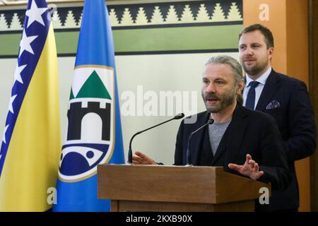 06.04.2019., Sarajewo, Bosnien und Herzegowina - auf Initiative des Bürgermeisters Abdulah Skaka hat der Stadtrat von Sarajewo einstimmig beschlossen, Bruce Dickinson die Anerkennung des Ehrenbürgers der Stadt Sarajewo zu erteilen. Der Leadsänger der Kultband Iron Maiden und der weltberühmte Musiker. Dickinson besuchte Sarajevo im Dezember 1994 und gab ein Konzert im bosnischen Kulturzentrum (BKC). Preisverleihung Foto: Armin Durgut/PIXSELL Stockfoto