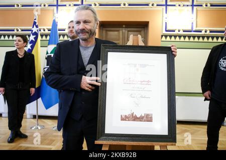 06.04.2019., Sarajewo, Bosnien und Herzegowina - auf Initiative des Bürgermeisters Abdulah Skaka hat der Stadtrat von Sarajewo einstimmig beschlossen, Bruce Dickinson die Anerkennung des Ehrenbürgers der Stadt Sarajewo zu erteilen. Der Leadsänger der Kultband Iron Maiden und der weltberühmte Musiker. Dickinson besuchte Sarajevo im Dezember 1994 und gab ein Konzert im bosnischen Kulturzentrum (BKC). Preisverleihung Foto: Armin Durgut/PIXSELL Stockfoto
