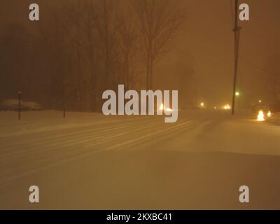 Severe Storm - Parsippany, N. J. , 26. Dezember 2010 Eine schneebedeckte Straße unter Schneesturm im Norden von New Jersey. Mehrere Counties im Bundesstaat New Jersey standen unter einer Blizzard-Warnung und erhielten mehr als 2 Meter Schnee. Louis Eswood/FEMA... Fotos zu Katastrophen- und Notfallmanagementprogrammen, Aktivitäten und Beamten Stockfoto