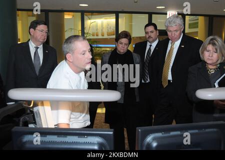 Notfallplanung und Sicherheit - Chicago, Illinois , 25. Januar 2011 Assistant Administrator William Carwile (links), Region IX Administrator, Nancy ward (Zentrum), Region V Administrator, Andrew Velasquez III (Back), FEMA Deputy Administrator, Richard Serino, und FEMA Director of Regional Operations, Patty Kalla (rechts), Tour Chicagos Office of Emergency Management and Communications. .. Fotos zu Katastrophen- und Notfallmanagementprogrammen, Aktivitäten und Beamten Stockfoto