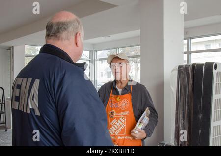 Seaside Heights, N.J., 26. Februar 2011 FEMA-Mitarbeiter Art Goetz spricht mit Home Depot-Mitarbeiter Pat Grosso in einem neuen Satellitengeschäft in Seaside Heights. Der Laden wird in den kommenden Wochen eröffnet und wird den Wiederaufbau der Gemeinde unterstützen, die sich nach dem Hurrikan Sandy erholt hat. Hurrikan Sandy Aus New Jersey. Fotos zu Katastrophen- und Notfallmanagementprogrammen, Aktivitäten und Beamten Stockfoto