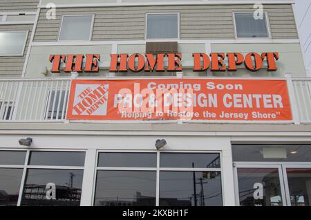 Seaside Heights, N.J., 26. Februar 2011 Hier wird In den kommenden Wochen Ein neues Home Depot Satellite Design Center eröffnet, das den Wiederaufbaubedarf der Gemeinde während der Erholung vom Hurrikan Sandy decken wird. Zu den Angeboten gehören Lieferung am selben Tag und DIY-Workshops. Hurrikan Sandy Aus New Jersey. Fotos zu Katastrophen- und Notfallmanagementprogrammen, Aktivitäten und Beamten Stockfoto