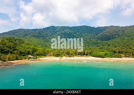 Draufsicht über den tropischen Strand auf der Insel Ko Lanta, Thailand. Blick auf die Küste und das berühmte Ziel. Reines türkisfarbenes Wasser und weißer Sand. Stockfoto