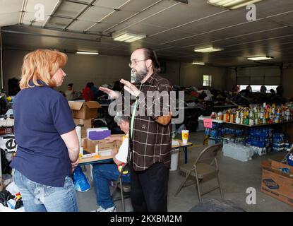 Tornado - Snow Hill, N.C., 19. April 2011 Debra Miller, NC Emergency Management spricht mit Pastor Tony Calhoun (r) in einem Spendenzentrum für Überlebende in Snow Hill. Die FEMA reagiert auf schwere Stürme und tödliche Tornados, die Häuser und Unternehmen in North Carolinavon am 16. April 2011 beschädigt oder zerstört haben. David Fine/FEMA Schwere Stürme, Tornados Und Überschwemmungen In North Carolina. Fotos zu Katastrophen- und Notfallmanagementprogrammen, Aktivitäten und Beamten Stockfoto