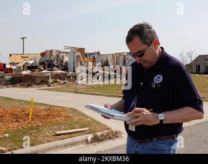 Tornado - Snow Hill, N.C., 19. April 2011 Jim Sadler, FEMA, Untersuchungen der Genesis Subdivision während einer vorläufigen Schadensbeurteilung in Snow Hill, North Carolina, nach den schweren Stürmen und tödlichen Tornados vom 16. April 2011. David Fine/FEMA Schwere Stürme, Tornados Und Überschwemmungen In North Carolina. Fotos zu Katastrophen- und Notfallmanagementprogrammen, Aktivitäten und Beamten Stockfoto