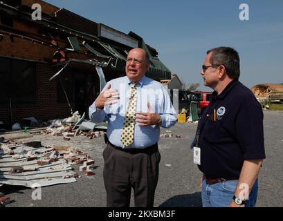 Tornado - Snow Hill, N.C., 19. April 2011 Jim Sadler, FEMA (R) spricht mit Paul Miller (L), Eigentümer des zerstörten Einkaufszentrums, während einer vorläufigen Schadensbewertung in Snow Hill, North Carolina nach den tödlichen Tornados vom 16. April 2011. David Fine/FEMA Schwere Stürme, Tornados Und Überschwemmungen In North Carolina. Fotos zu Katastrophen- und Notfallmanagementprogrammen, Aktivitäten und Beamten Stockfoto