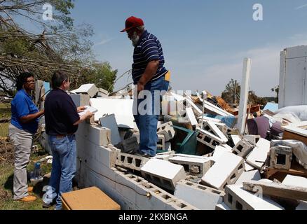 Tornado - Snow Hill, N.C., 19. April 2011 vorläufige Schadensbeurteilungen in Snow Hill, North Carolina. Die FEMA reagiert auf die schweren Stürme und tödlichen Tornados vom 16. April 2011, durch die Häuser und Unternehmen im ganzen Staat beschädigt oder zerstört wurden. David Fine/FEMA Schwere Stürme, Tornados Und Überschwemmungen In North Carolina. Fotos zu Katastrophen- und Notfallmanagementprogrammen, Aktivitäten und Beamten Stockfoto